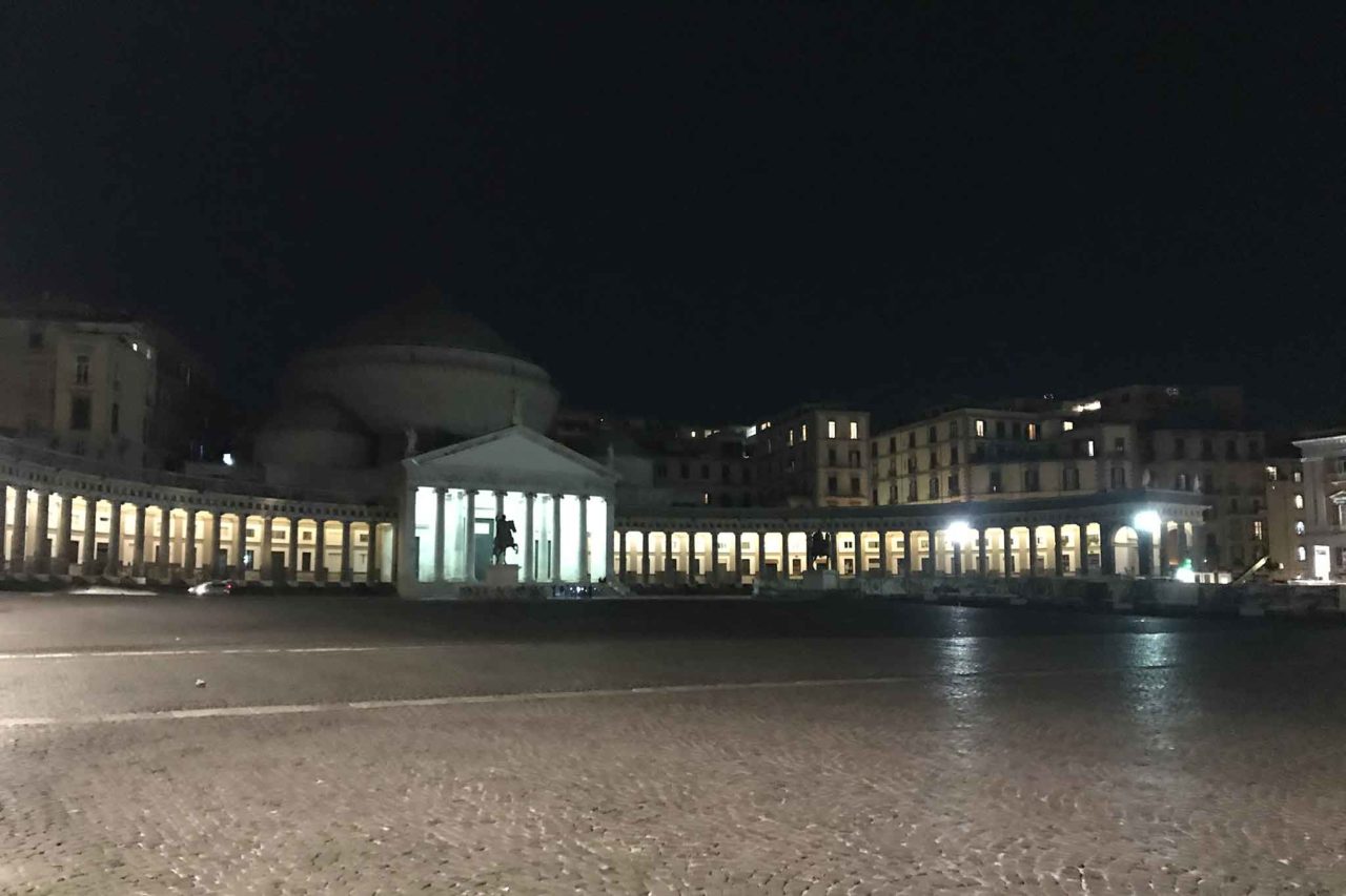 Napoli Piazza del Plebiscito lockdown