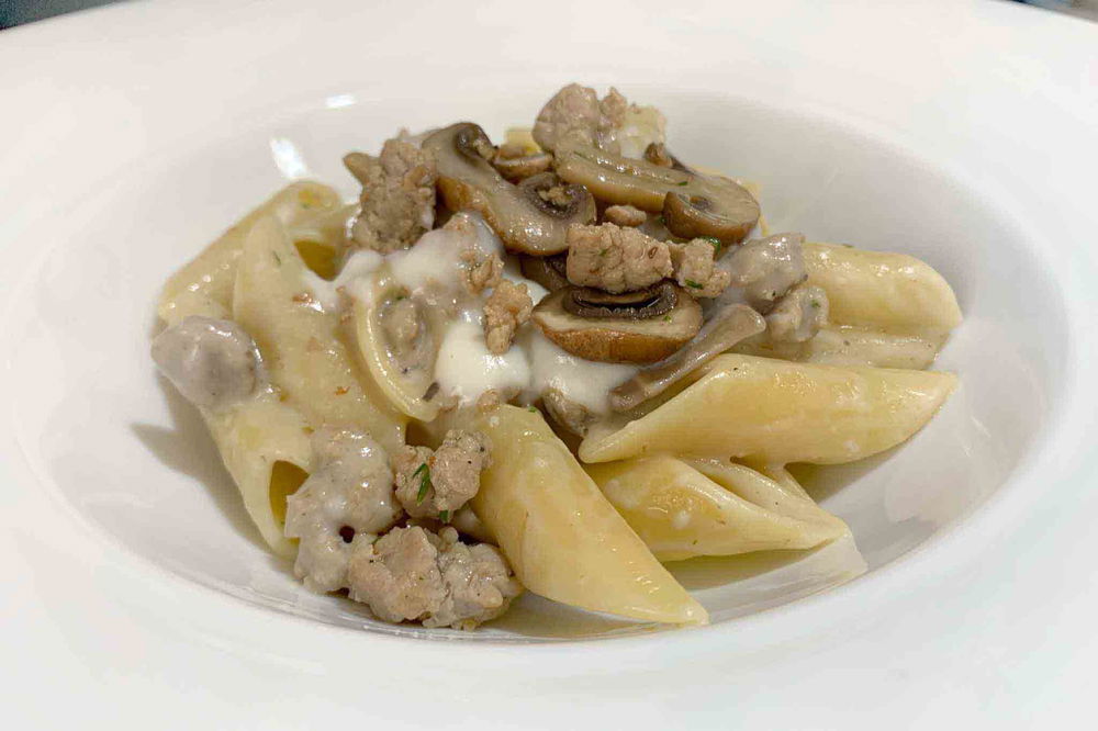 penne lisce con funghi, salsiccia e besciamella