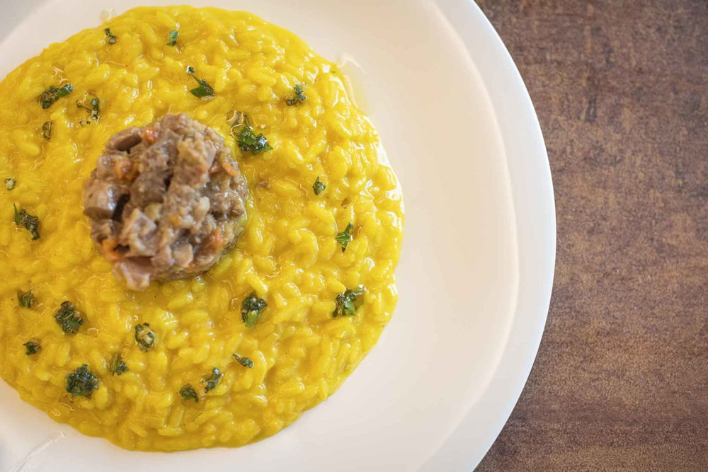 Risotto allo zafferano, la ricetta con il riso Carnaroli e il ragù di