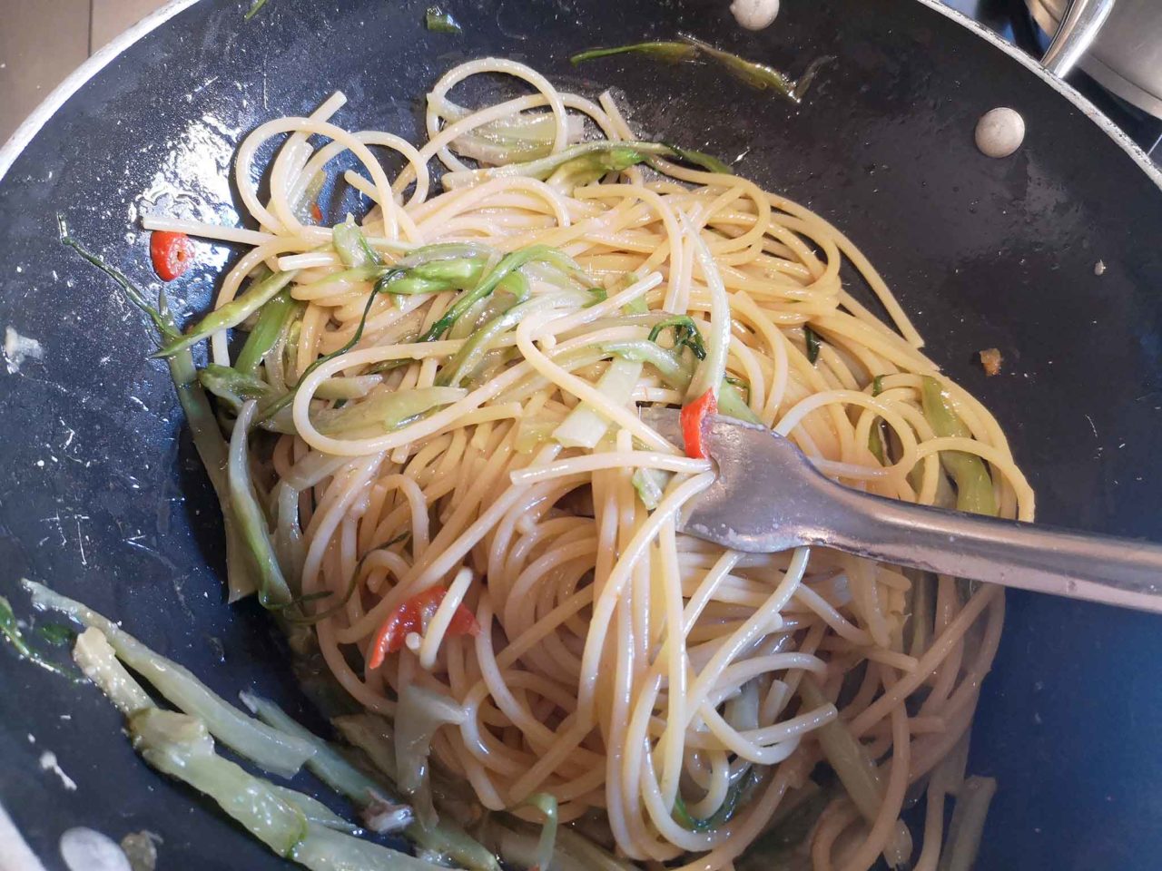 spaghetti aglio olio peperoncino puntarelle mantecatura