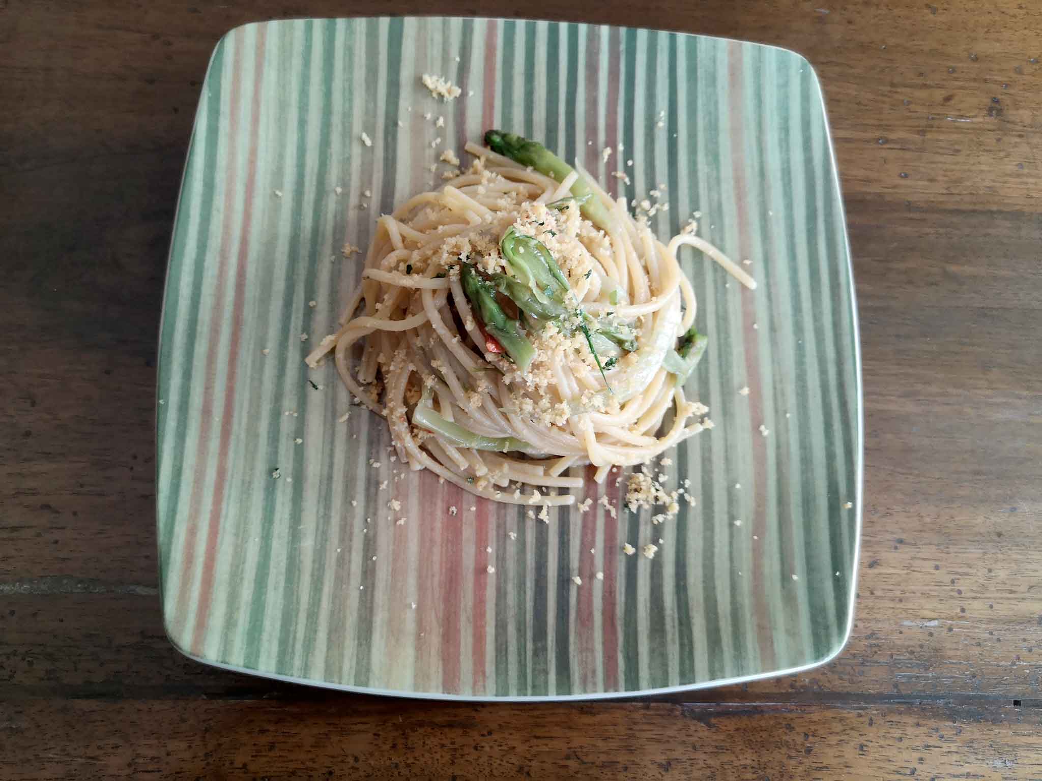 spaghetti aglio olio peperoncino puntarelle