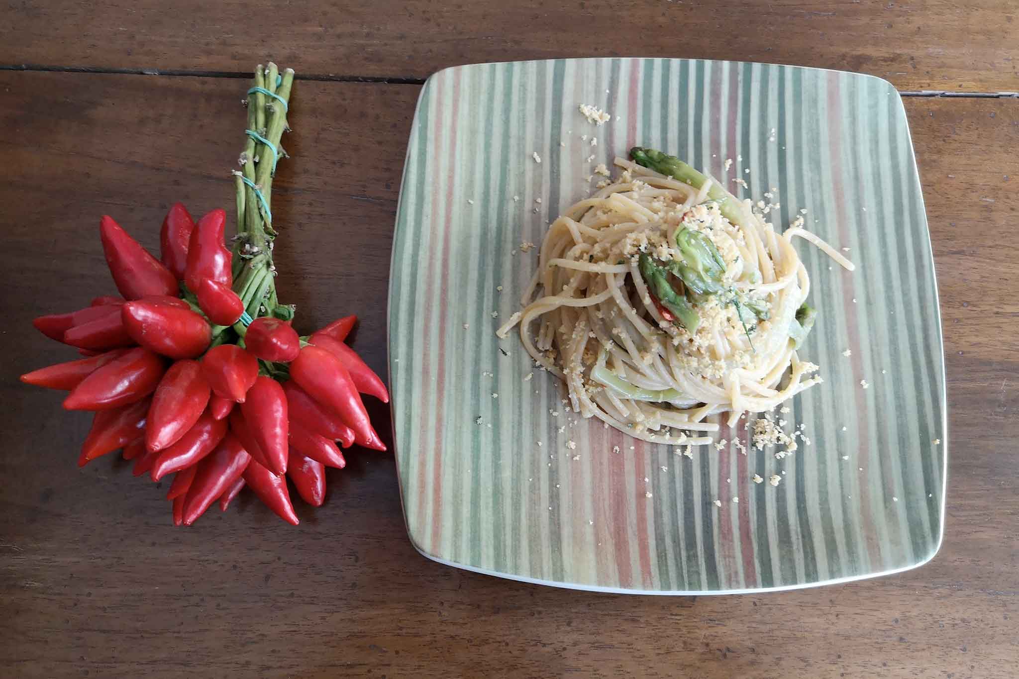 spaghetti aglio olio peperoncino puntarelle