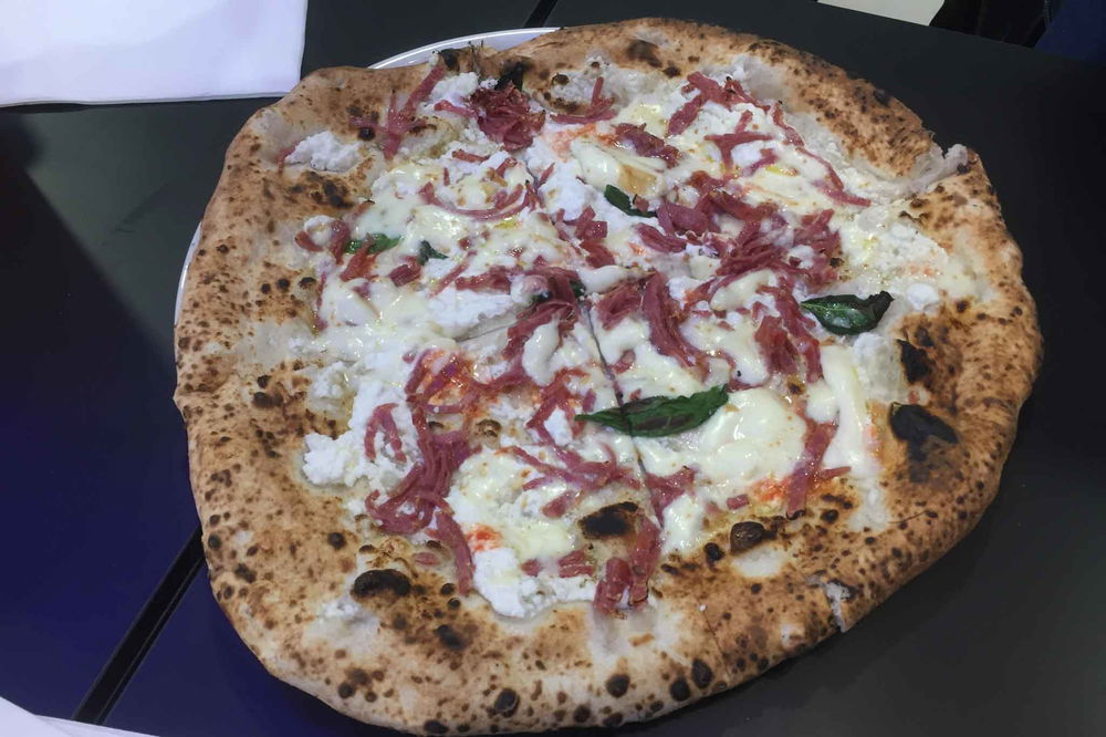 Grande pizza tradizionale nella nuova pizzeria di Gennaro Rapido a Milano