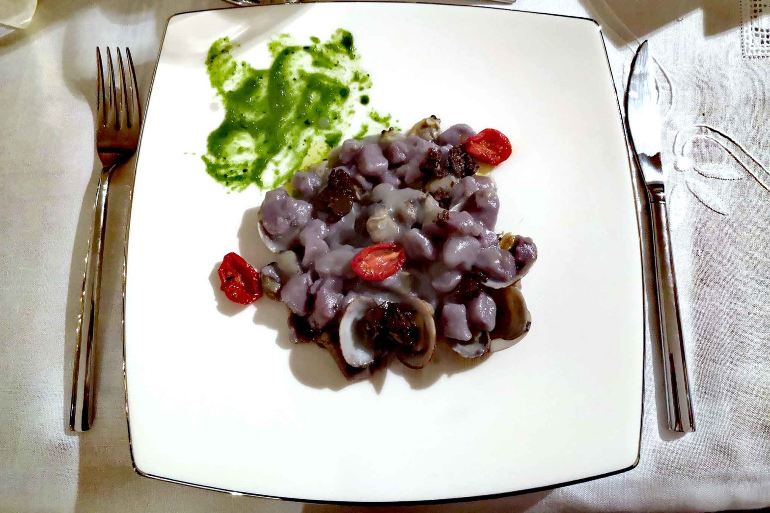 gnocchi di patate viola con vongole e tartufo