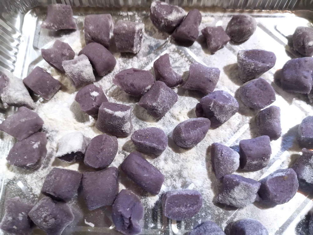 Gnocchi di patate viola: ricetta con vongole e tartufo nero