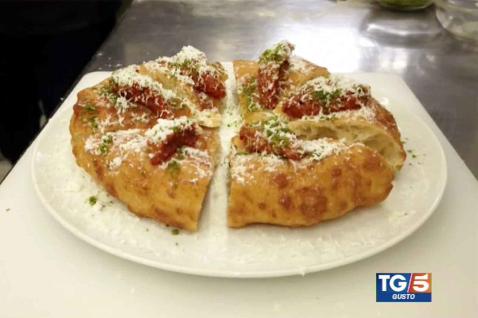 pizza fritta Franco Pepe con mozzarella di bufala congelata