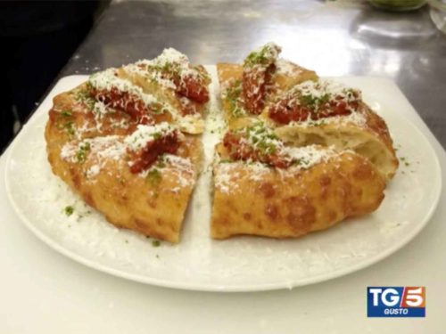 pizza fritta Franco Pepe con mozzarella di bufala congelata