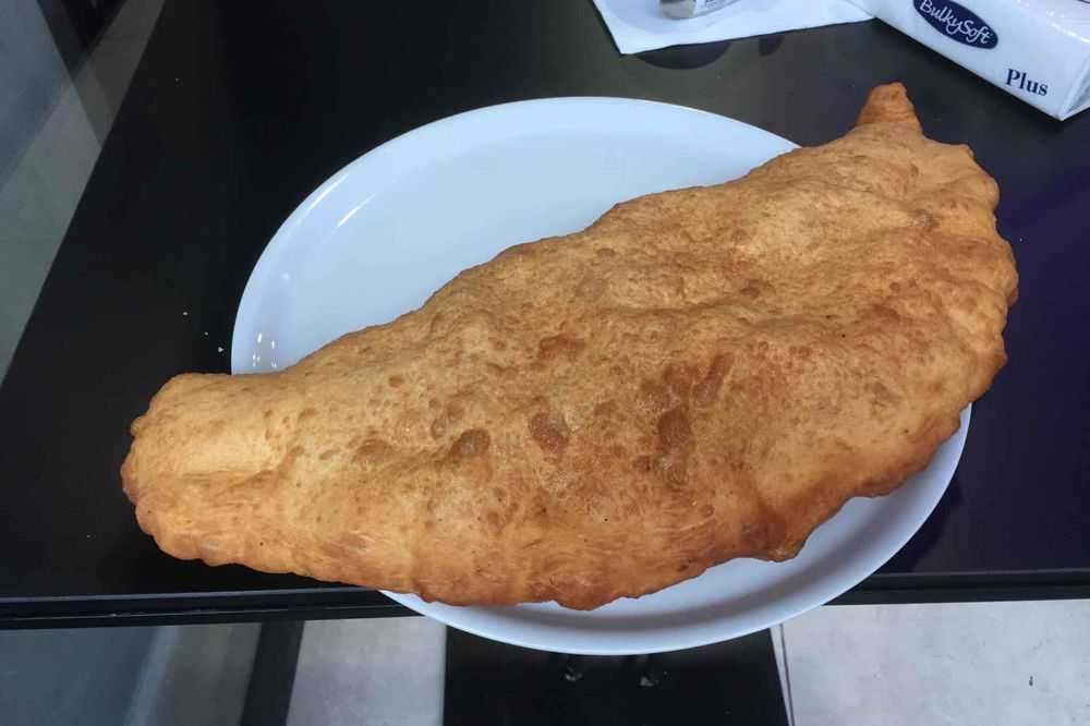 Grande pizza tradizionale nella nuova pizzeria di Gennaro Rapido a Milano