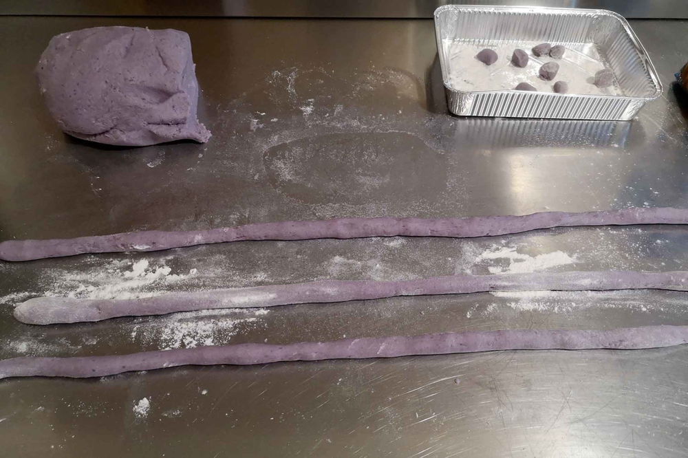 Gnocchi di patate viola ricetta con vongole e tartufo nero