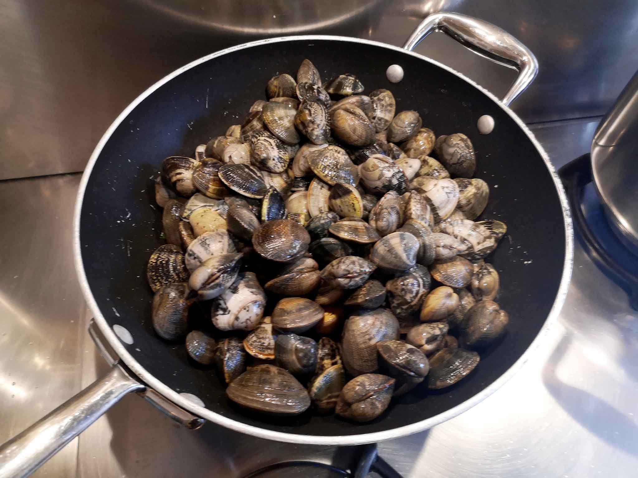Cuocerle in padella con un filo d’olio e uno spicchio d’aglio, coprendole fino a quando si saranno aperte.