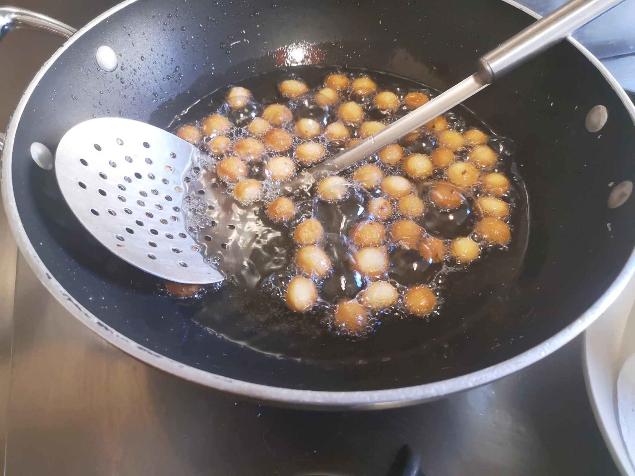 cicerchiata di Carnevale frittura