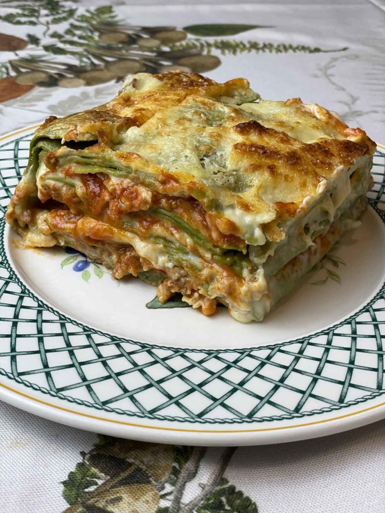 Lasagne alla bolognese ricetta con ragù cremoso e sfoglia verde