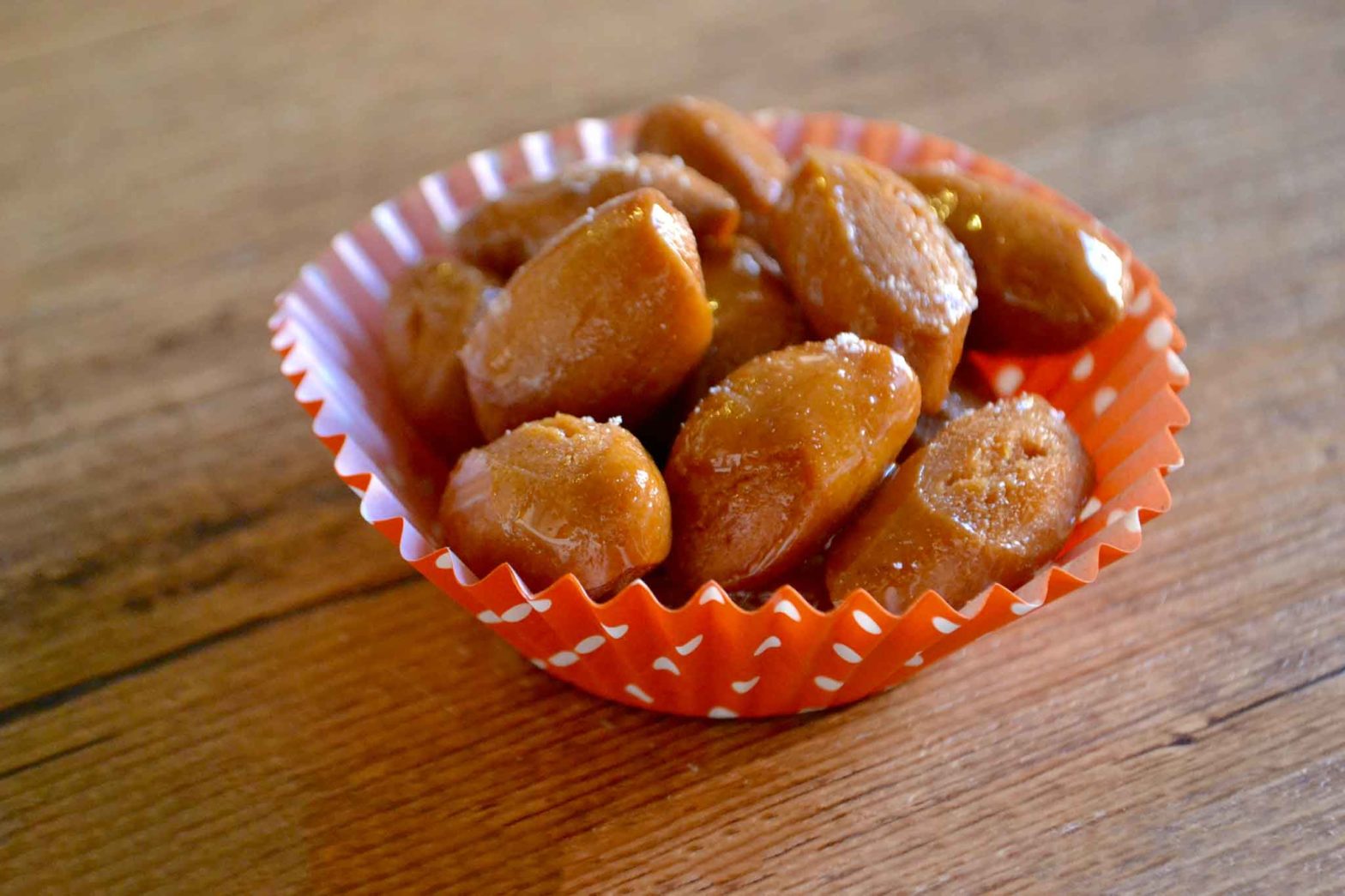 pignolata al miele dolce tradizionale della Sicilia
