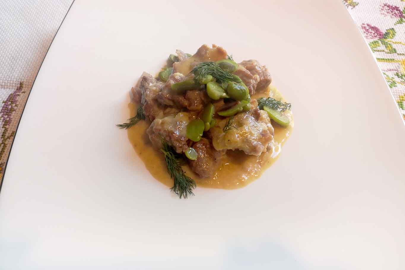 Agnello in fricassea, la ricetta migliore è con uova, fave e pecorino