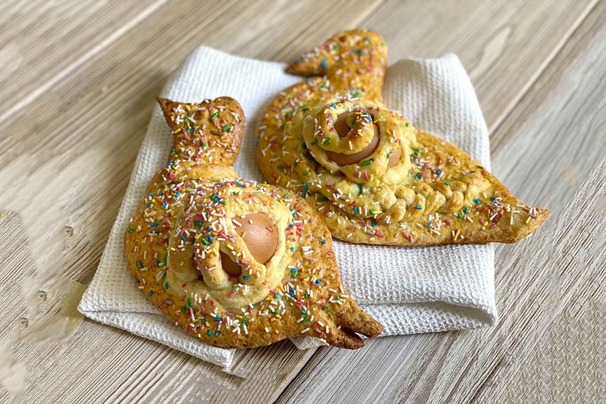 biscotti di Pasqua siciliani con le uova sode cuddura cu ova