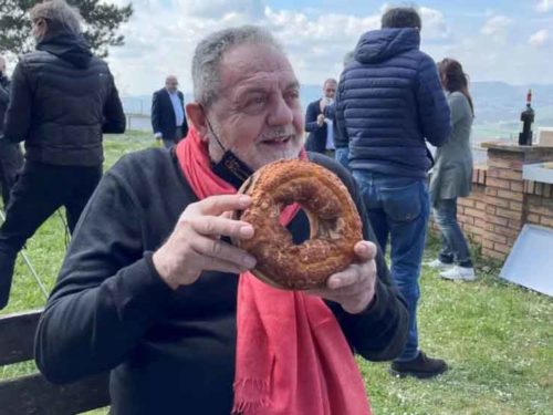 Gianfranco Vissani e altri chef protestano sotto casa di Draghi in Umbria