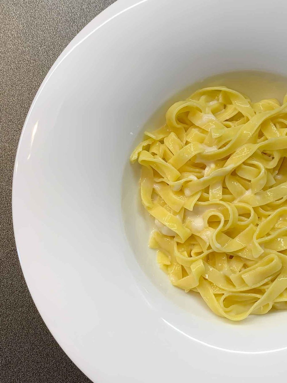 Fettuccine Alfredo. Il mito della ricetta burro e parmigiano che arriva