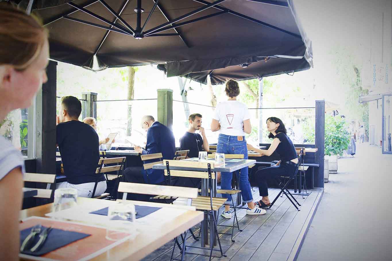 pizzeria con tavoli all'aperto