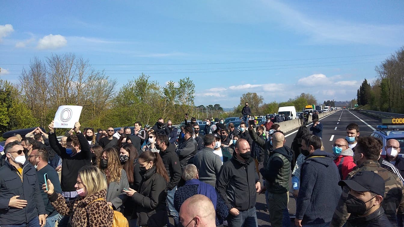 ristoratori bloccano autostrada a Firenze
