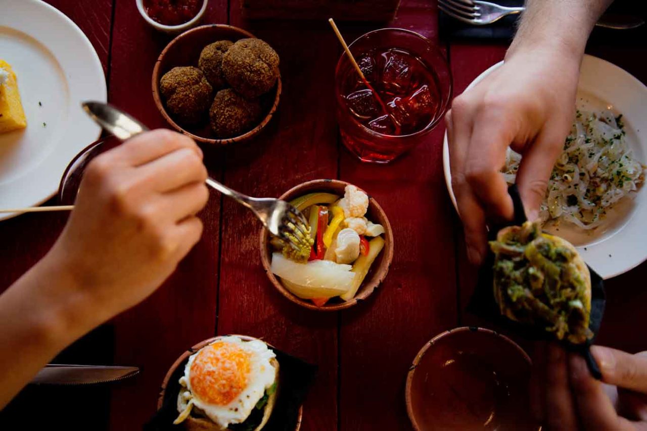 Bàcari a Milano: menu e prezzi del nuovo Tàscaro che ha aperto all’Isola
