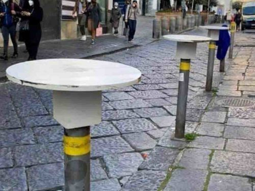 tavolini del bar sui paletti a Napoli