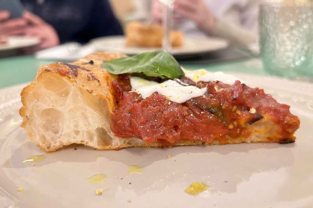 la pizza Don Vincè della pizzeria ristorante Casa Caponi a Torre Annunziata vicino Napoli