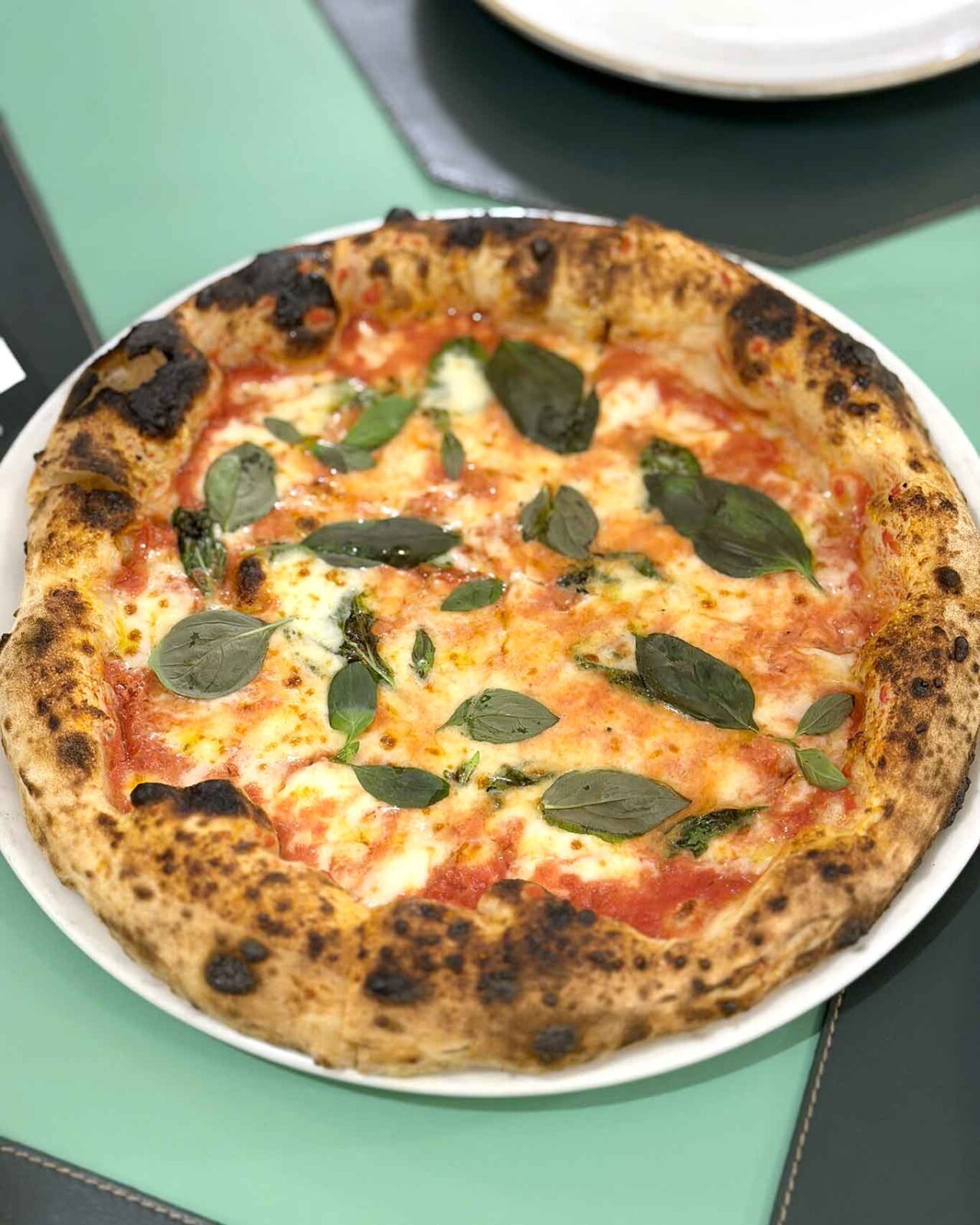 la pizza margherita della pizzeria ristorante Casa Caponi a Torre Annunziata vicino Napoli