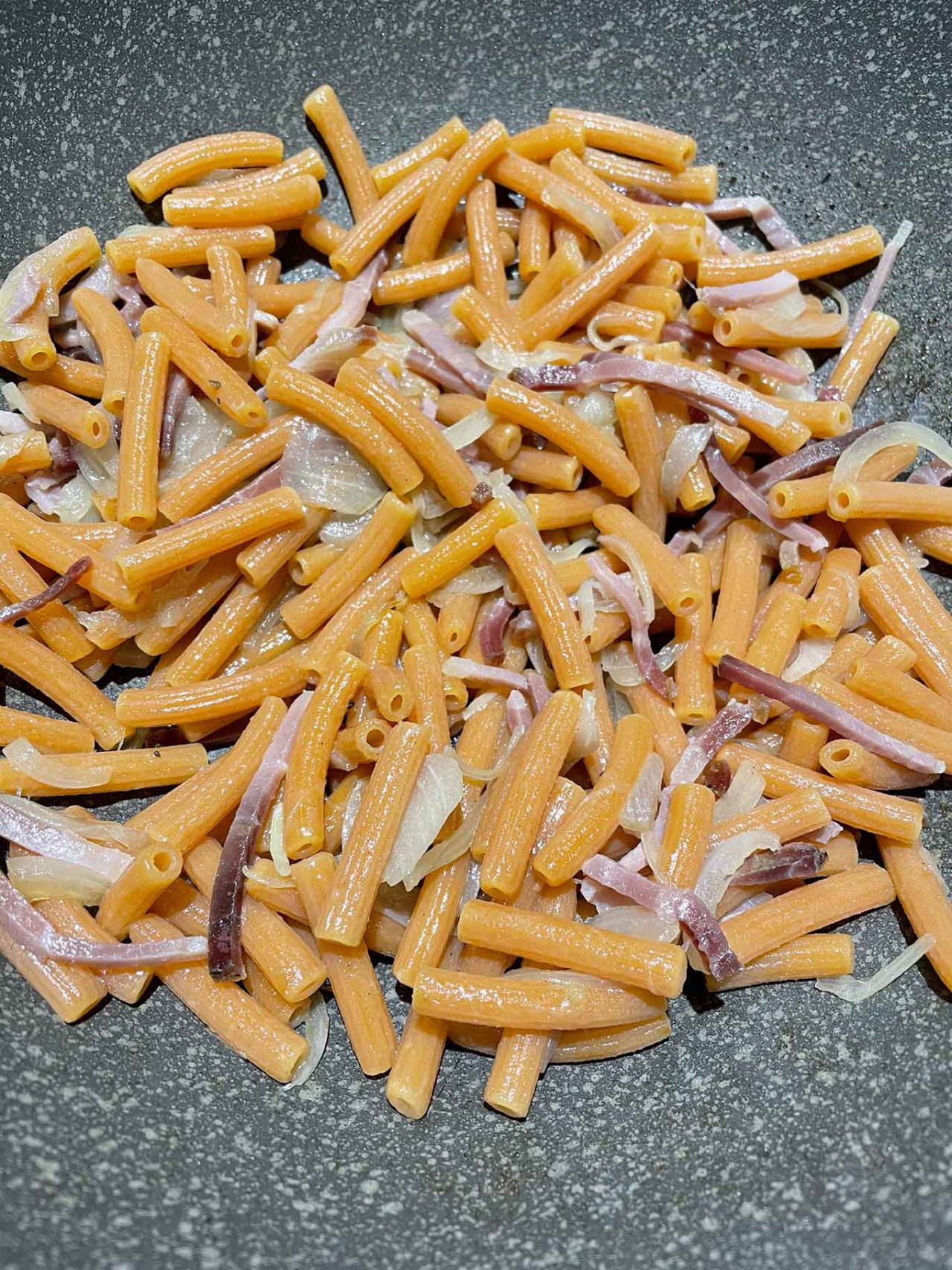 pasta di lenticchie rosse pistacchi cipolla speck