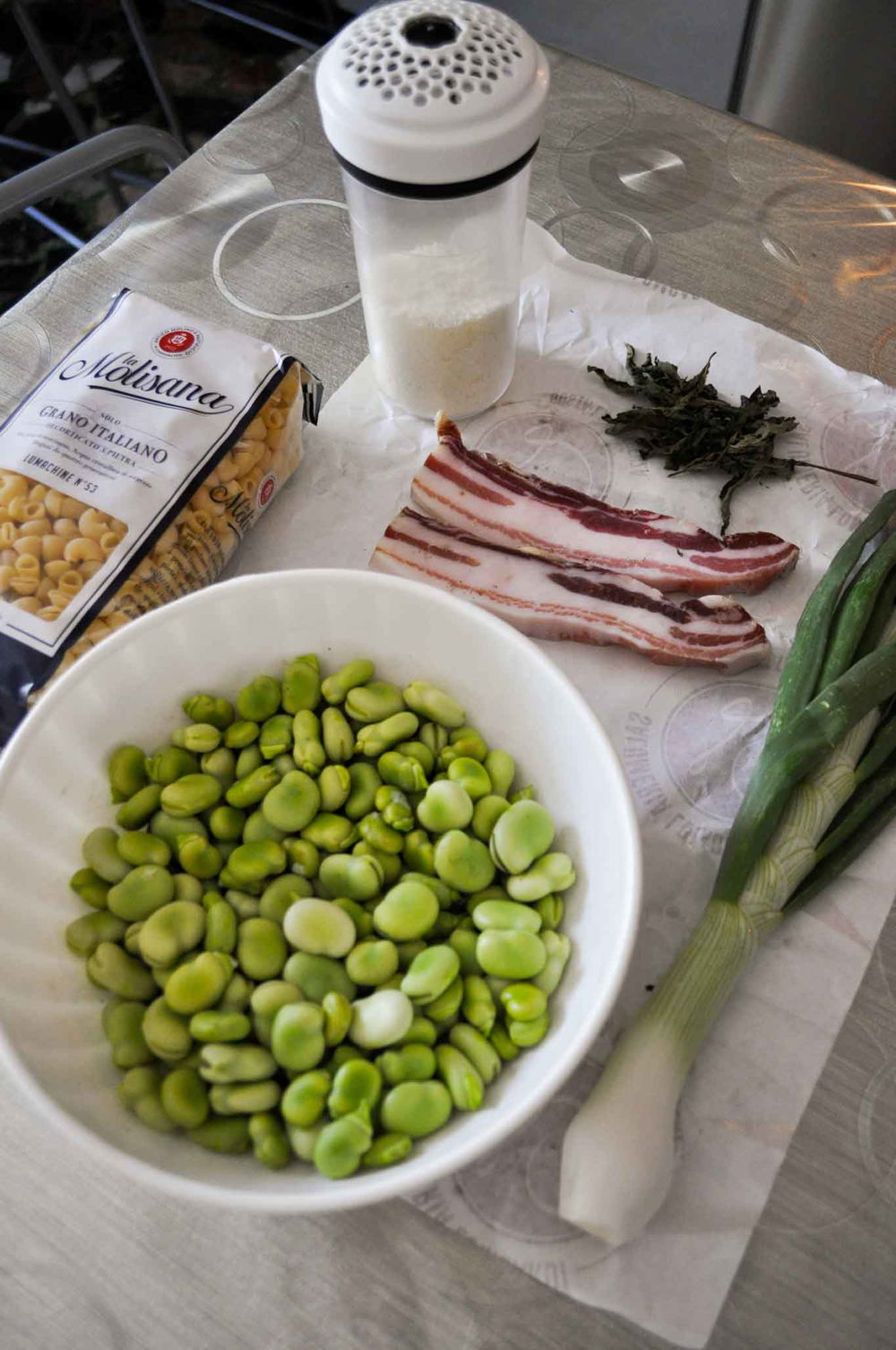 Fave e pecorino, la ricetta semplice della pasta con pancetta e menta
