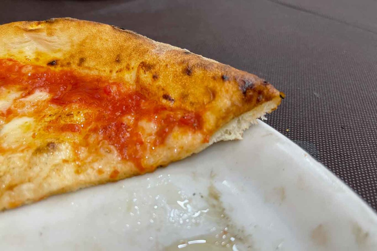 cornicione pizza napoletana