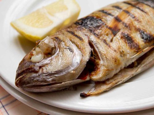 cucinare pesce a casa alla brace