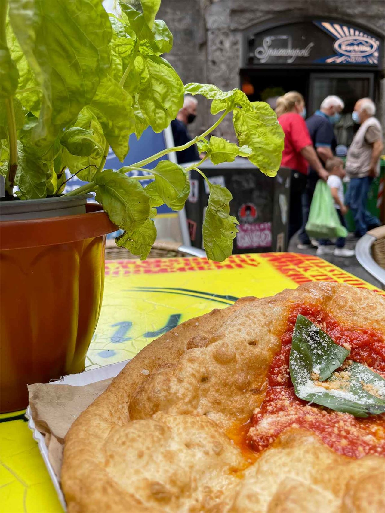 Zia Esterina Sorbillo. La gioia della grande pizza fritta costa 2,50 ...