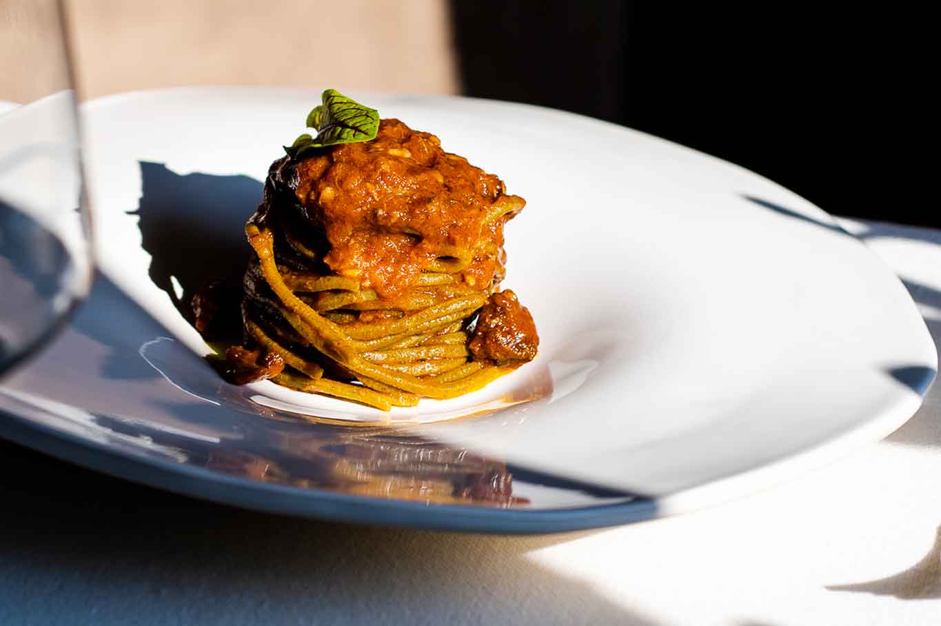 spaghetti di grano arso con ragù antico