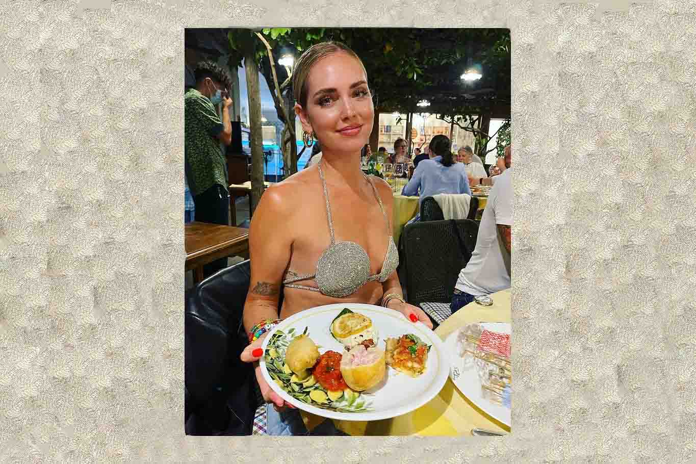 Chiara Ferragni al ristorante in reggiseno
