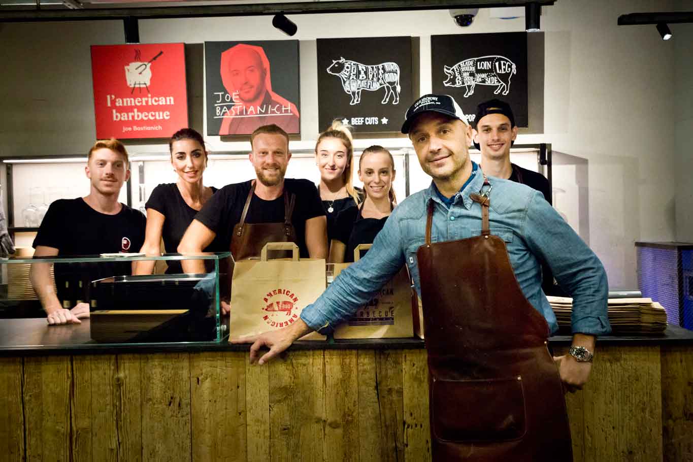 Mercato Centrale Milano, Joe Bastianich e staff della bottega American Barbecue