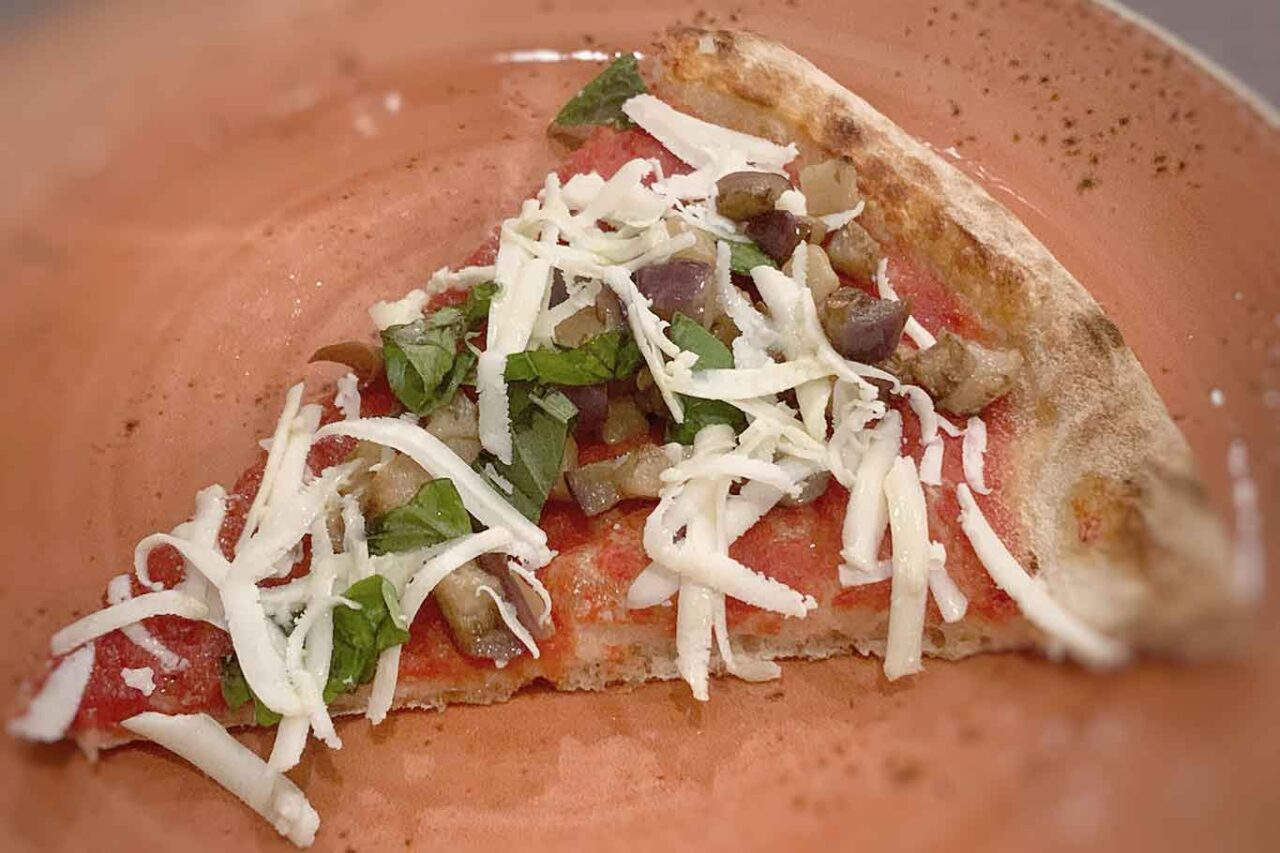 pizza alla norma e vini vulcanici
