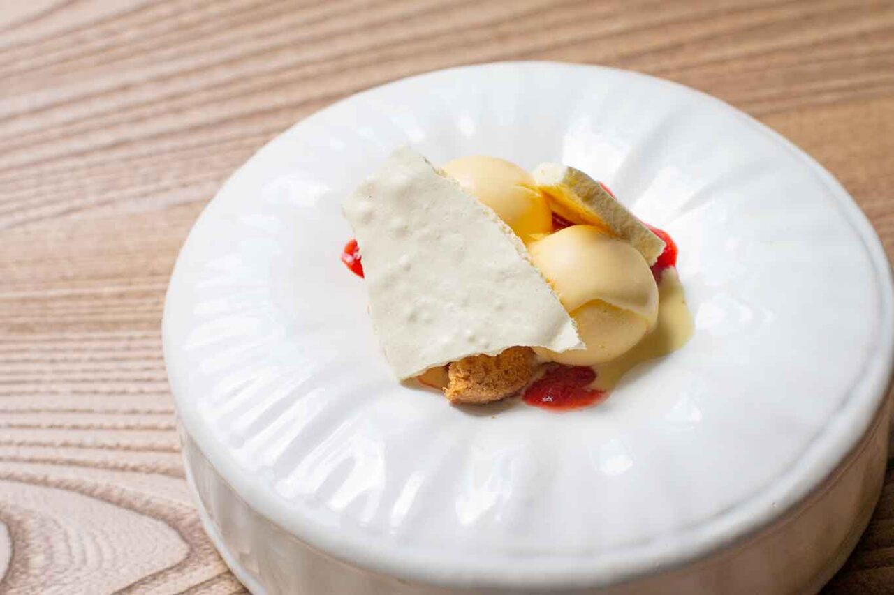 Accursio Ristorante, il dessert Biancomangiare con marmellata di frutto della passione