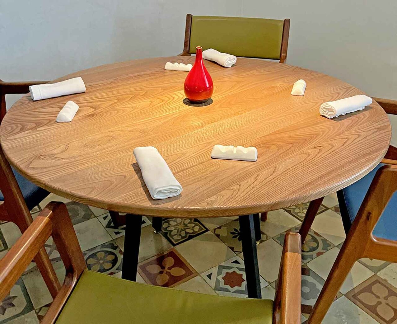 Accursio Ristorante di Modica: tavolo senza tovagliato