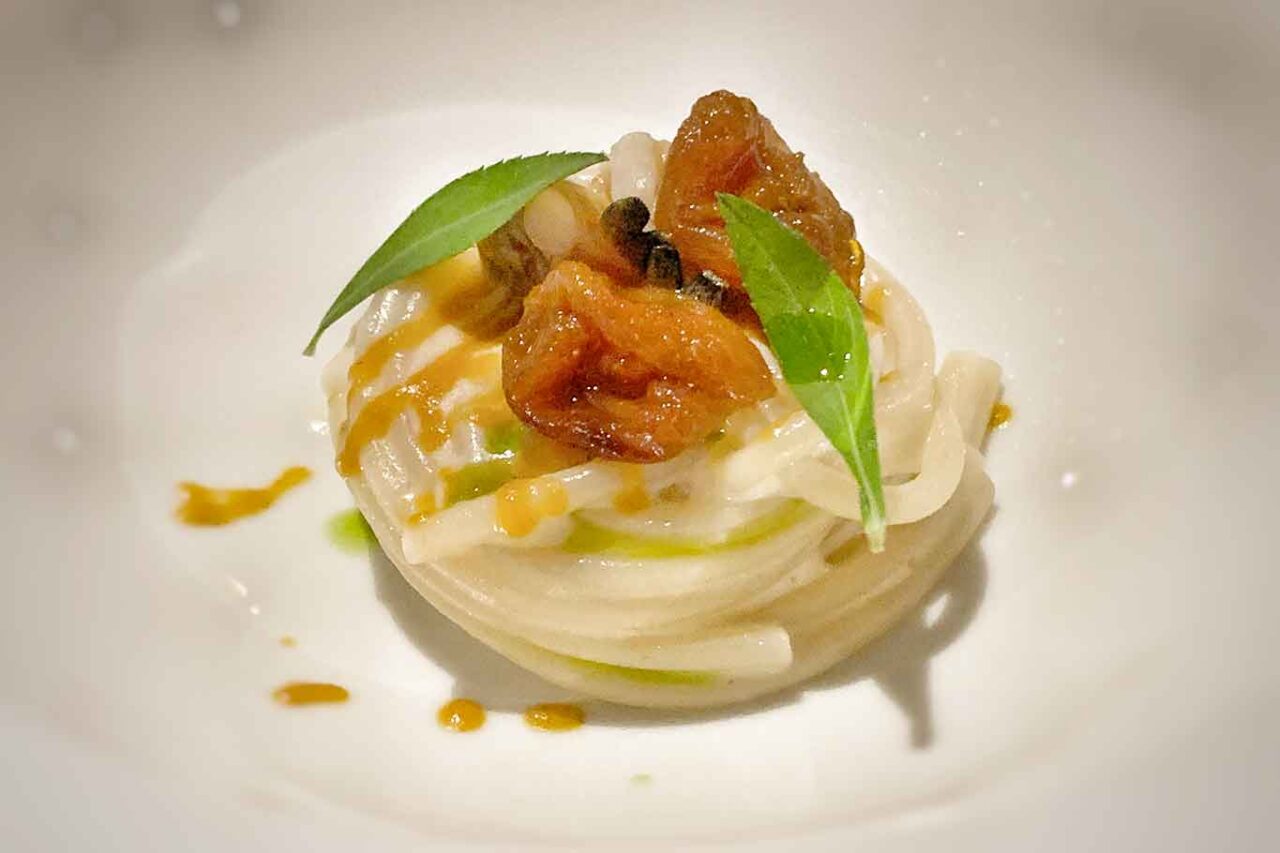 Guida Michelin 2022: Imàgo ristorante Hassler Roma spaghetti ai cetrioli di mare