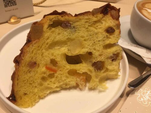 Fetta di panettone della pasticceria Elisenda aperta da Esselunga