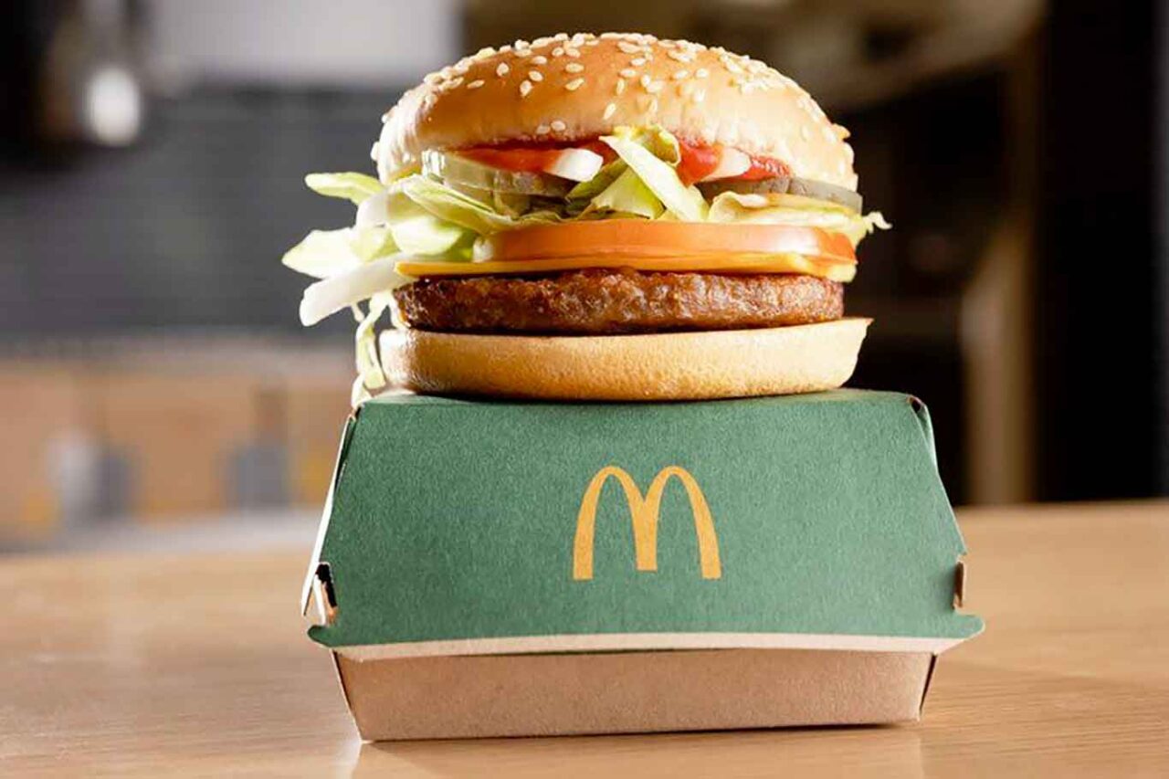 McPlant, primo hamburger vegano di McDonald’s fuori dalla confezione