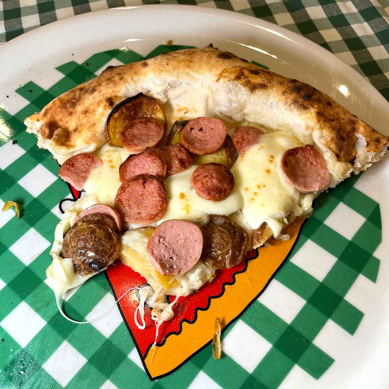 La pizza würstel e patatine la mangi nella pizzeria a Calata Capodichino