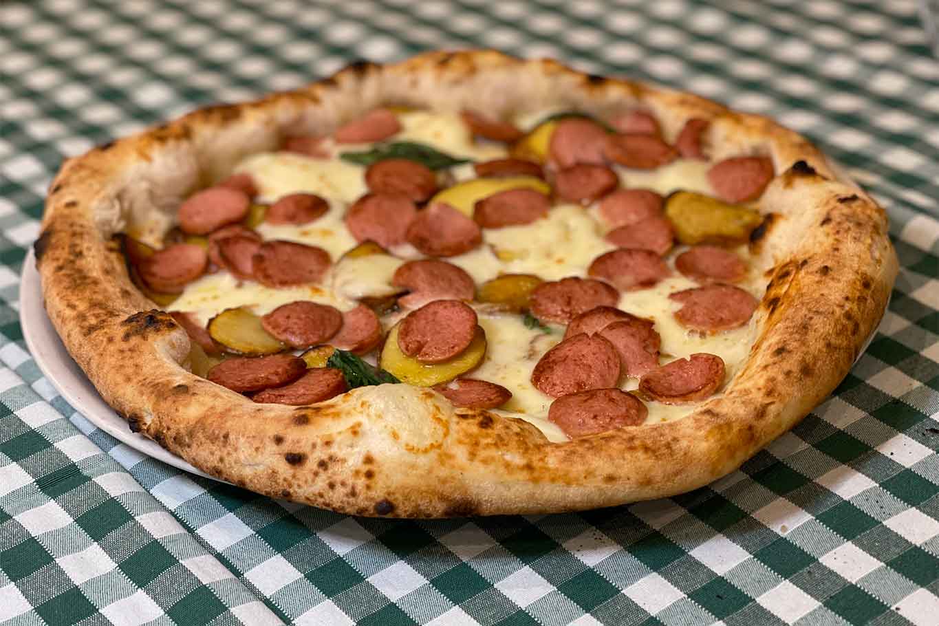 La pizza würstel e patatine la mangi nella pizzeria a Calata Capodichino