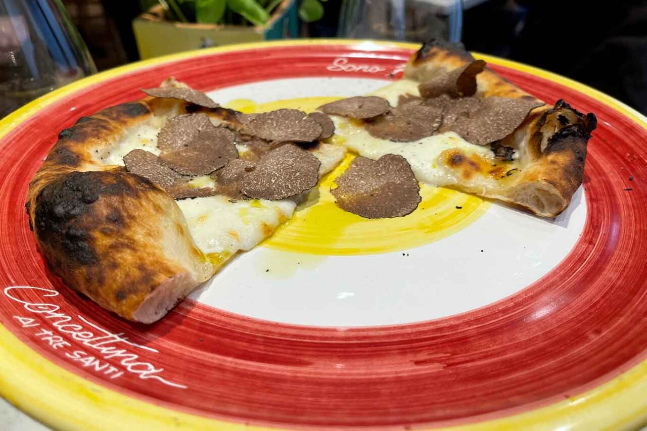 pizzeria Concettina ai Tre Santi Napoli  pizza con il tartufo