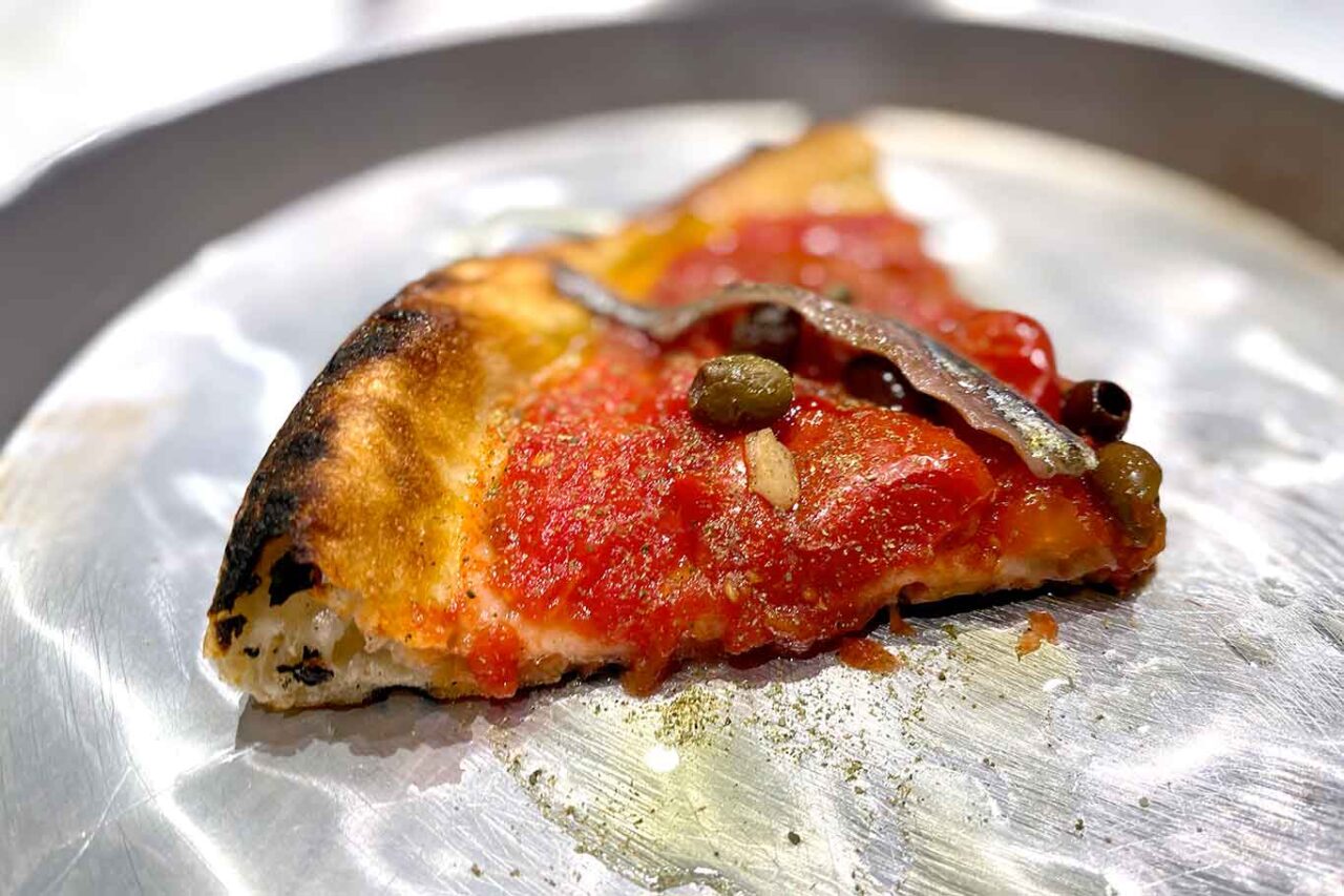 pizzeria Concettina ai Tre Santi Napoli  pizza nel ruoto