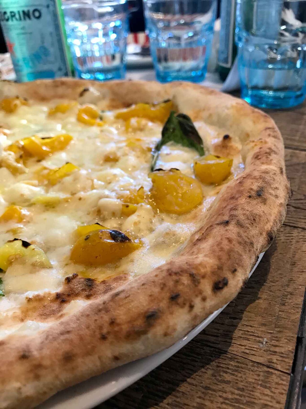 pizzerie napoletane a Milano: Lievito Madre di Sorbillo pizza con i pomodori gialli