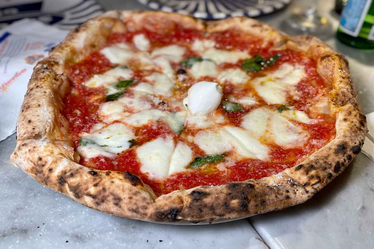 pizza margherita pizzeria Sorbillo ai Tribunali Napoli 