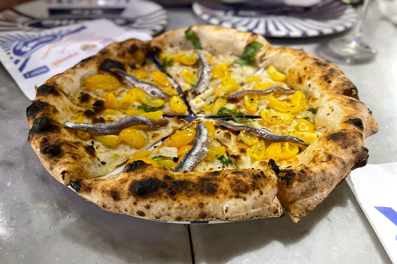 pizza con le alici pizzeria Sorbillo ai Tribunali Napoli