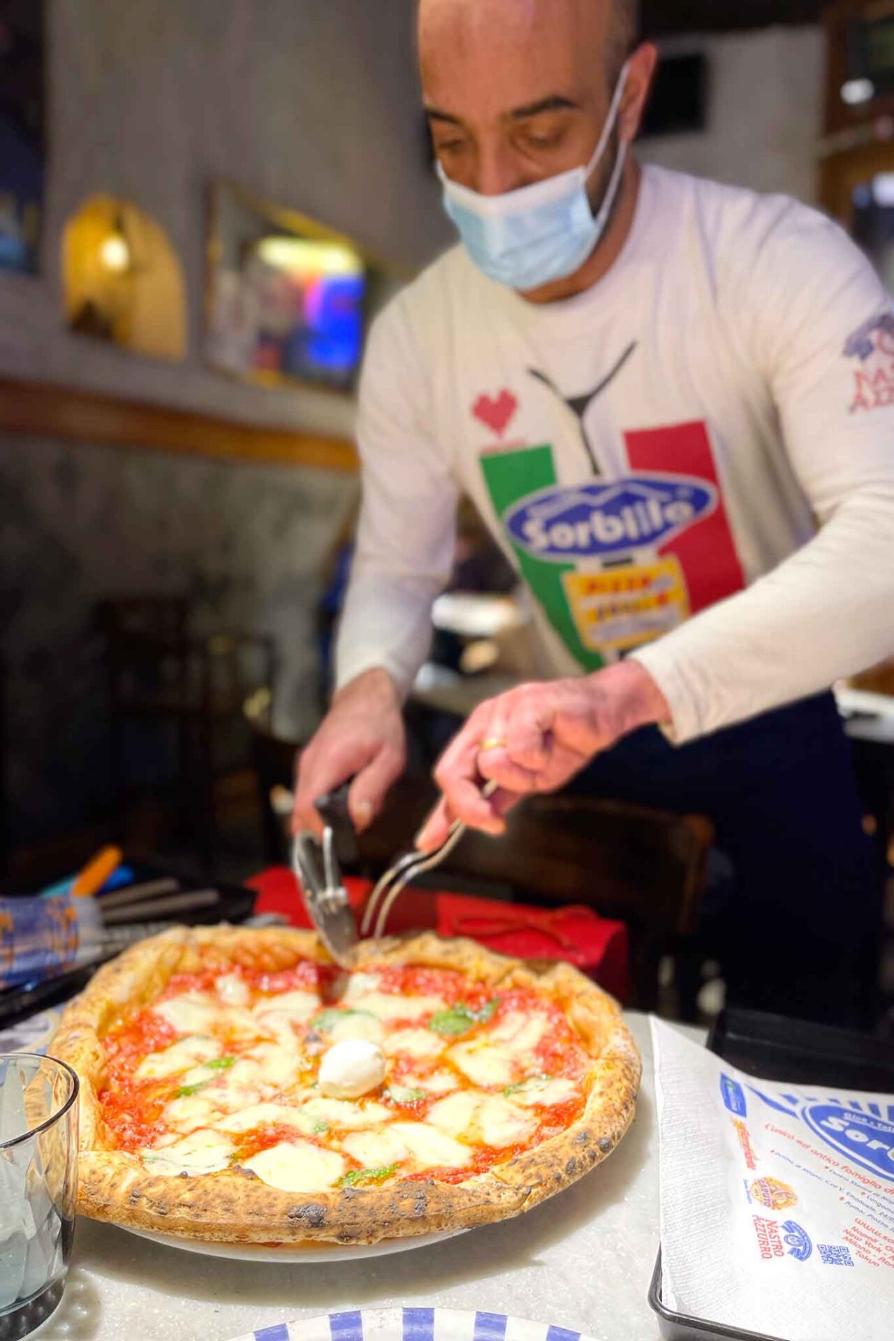 pizzeria Sorbillo ai Tribunali Napoli servizio