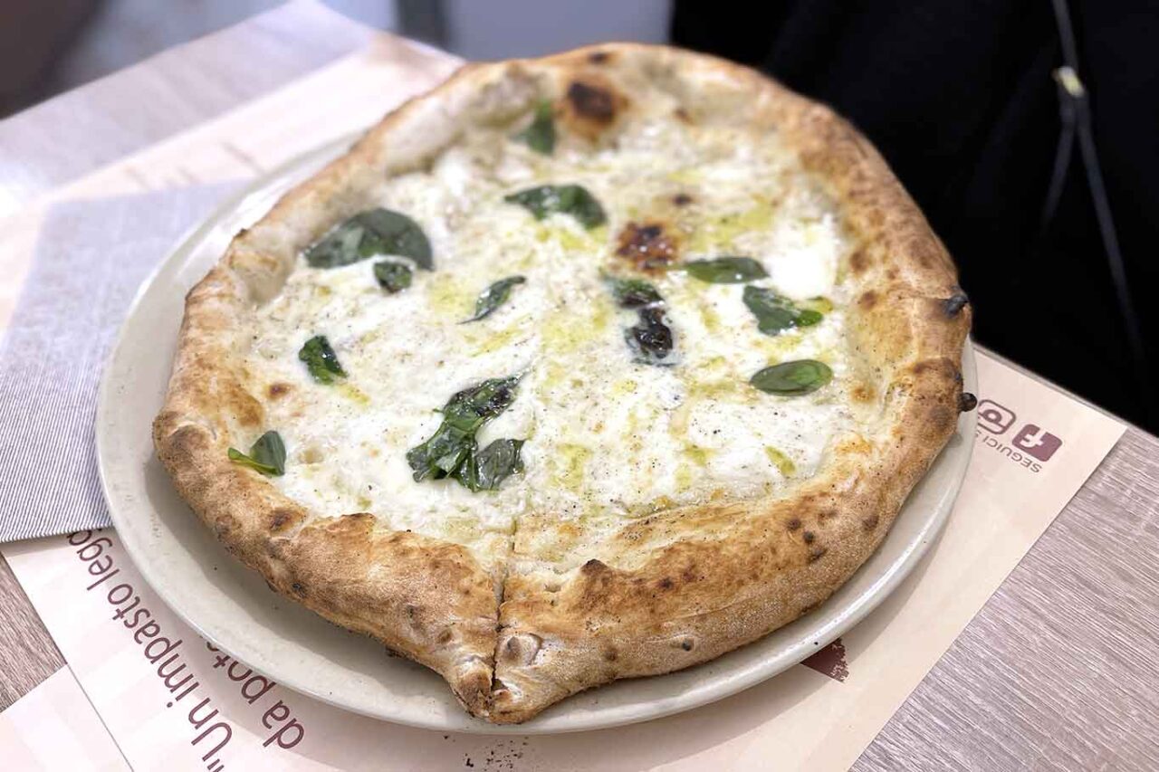 Pizzeria Gaetano Genovesi Napoli pizza provola e pepe